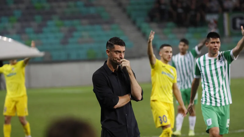 Fotografija: Olimpija pod taktirko Alberta Riere po poškodbi prvega vratarja Matevža Vidovška prejema zadetke, a kljub temu še naprej niza zmage. FOTO: Leon Vidic/Delo