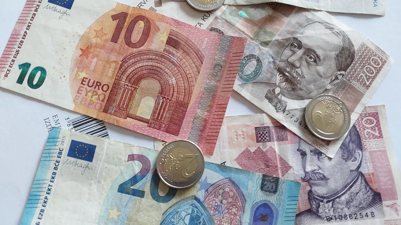 Fotografija: Evri bodo zamenjali več kot 1,1 milijarde kovancev in 500 milijonov bankovcev, so sporočili iz Hrvaške narodne banke. Količinsko bi s kovanci in bankovci lahko napolnili 17 velikih zagrebških tramvajev. FOTO: Dejan Vodovnik