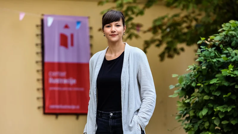 Fotografija: Maša P. Žmitek je poudarila pomembnost poznavanja razlik med printom in originalom, omejeno in neomejeno serijo ilustracij ter giclée in navadnim tiskom. FOTO: Črt Piksi
