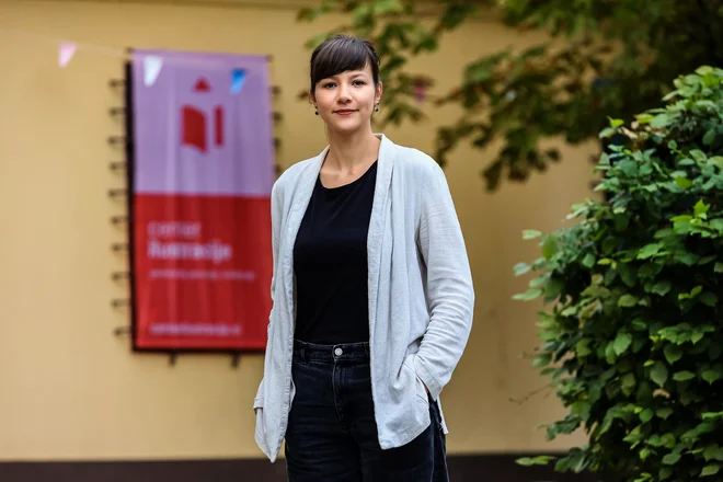 Maša P. Žmitek je poudarila pomembnost poznavanja razlik med printom in originalom, omejeno in neomejeno serijo ilustracij ter giclée in navadnim tiskom. FOTO:&nbsp;Črt Piksi
