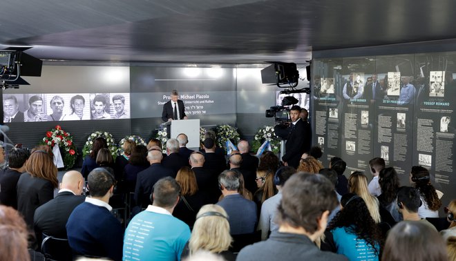 Spominske slovesnosti so se udeležili svojci žrtev ter številni nemški in izraelski ­visoki politični predstavniki. FOTO: Leonhard Foeger/Reuters
