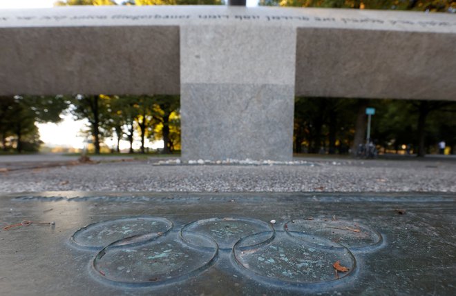 Spomenik leta 1972 ubitim izraelskim olimpijcem FOTO: Leonhard Foeger/Reuters
