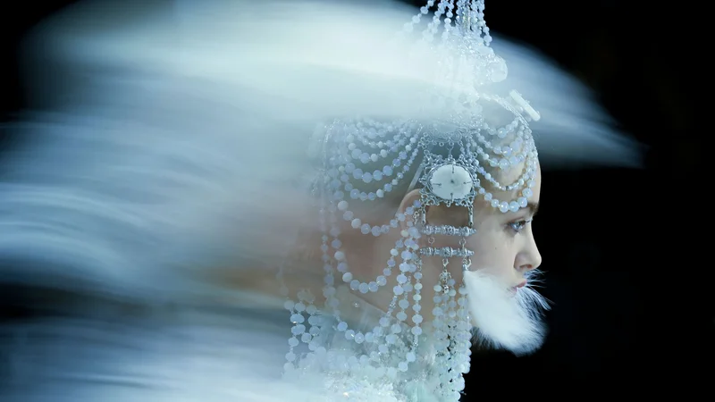 Fotografija: Model nosi kreacijo iz kolekcije modne znamke Heaven Gaia na modni reviji, ki je v Pekingu potekala v okviru kitajskega tedna mode. Foto: Wang Zhao/Afp