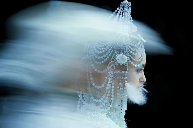 Model nosi kreacijo iz kolekcije modne znamke Heaven Gaia na modni reviji, ki je v Pekingu potekala v okviru kitajskega tedna mode. Foto: Wang Zhao/Afp