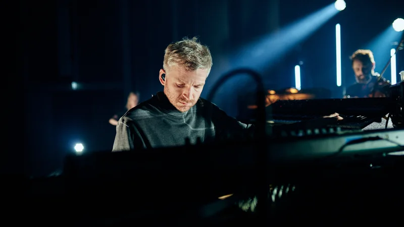 Fotografija: Ólafur Arnalds navdušuje z igranjem na tri klavirje hkrati. FOTO: Maximilian König
