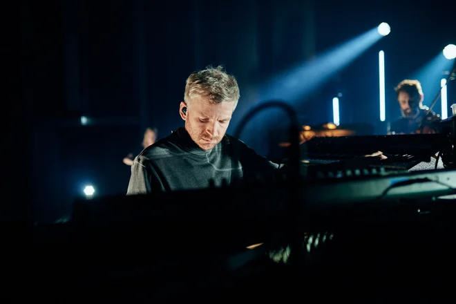 Ólafur Arnalds navdušuje z igranjem na tri klavirje hkrati. FOTO: Maximilian König