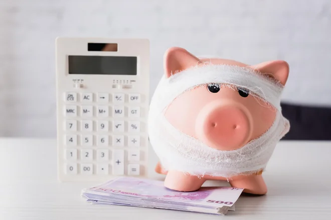 Dlje ko bo trajala inflacija, bolj strmo bo padala tudi vrednost vaših prihrankov. FOTO: Depositphotos

