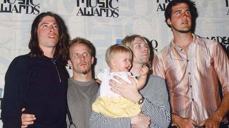 Fotografija: Sodnik je odločil, da izvedba ideje za naslovnico albuma pokojnega Kurta Cobaina (na sredini s hčerko Frances Bean Cobain in člani skupine Nirvana leta 1993) ni bila zloraba otroka. FOTO: Shutterstock


 
