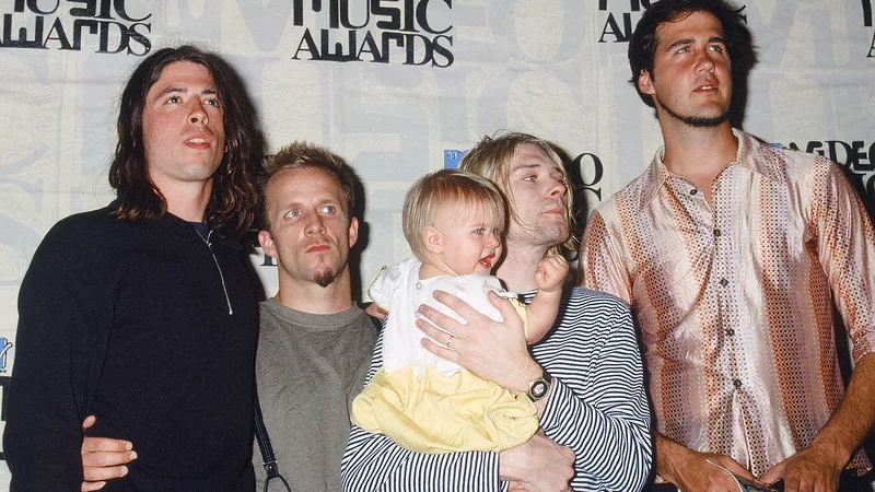 Fotografija: Sodnik je odločil, da izvedba ideje za naslovnico albuma pokojnega Kurta Cobaina (na sredini s hčerko Frances Bean Cobain in člani skupine Nirvana leta 1993) ni bila zloraba otroka. FOTO: Shutterstock