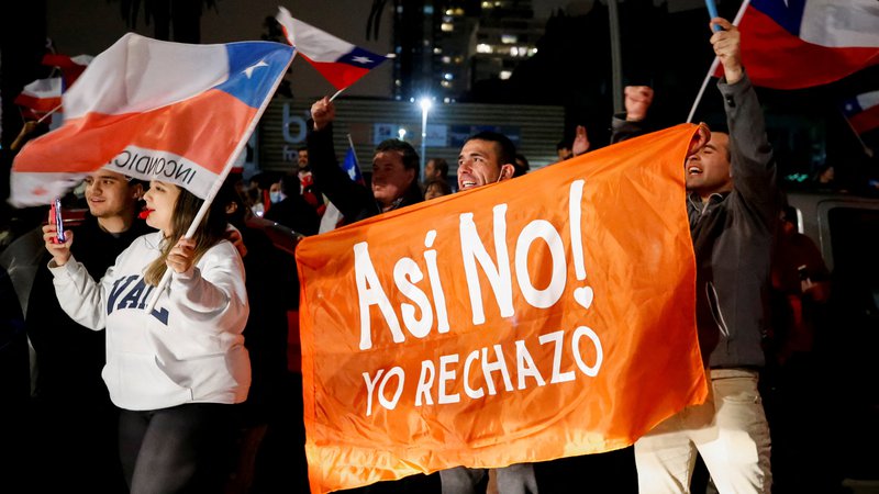 Fotografija: V nedeljo je v Čilu slavil tabor, ki je nasprotoval predlogu ustave. FOTO: Rodrigo Garrido/Reuters
