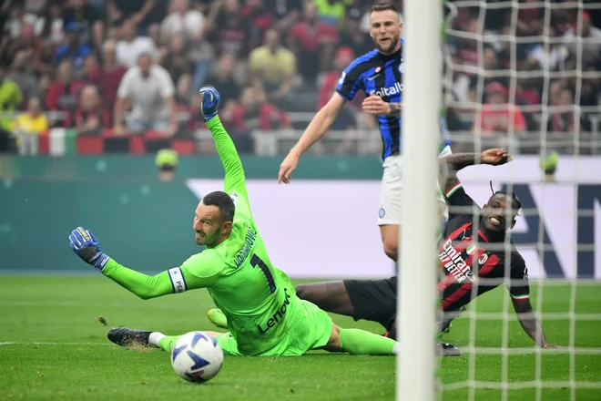 V 5. krogu Serie A je bil na sporedu težko pričakovani mestni derbi na San Siru. Milan je premagal Inter s 3:2. Blestel je napadalec Rafael Leao, ki je dvakrat ukanil Samirja Handanovića. FOTO: Isabella Bonotto/AFP
