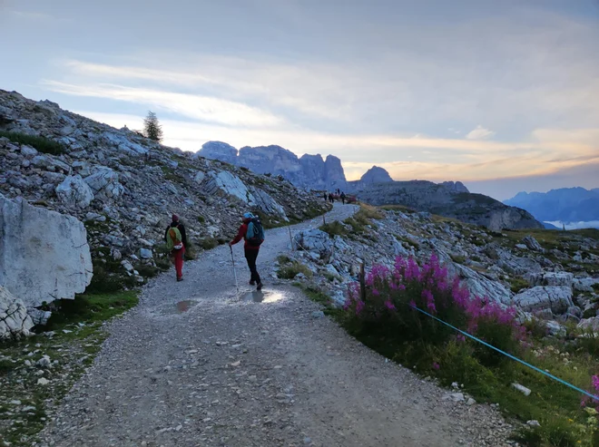 Okoli treh vrhov se vije priljubljena 12 kilometrov dolga razgledna pot. Foto Maja Grgič
