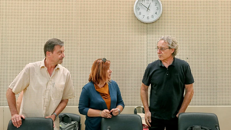 Fotografija: Tako predstavniki Konfederacije sindikatov javnega sektorja (na fotografiji Bojan Hribar, Martina Vuk in Branimir Štrukelj) kot druge pogajalske skupine reprezentativnih sindikatov se ne strinjajo z vladnim predlogom. FOTO: Blaž Samec/Delo