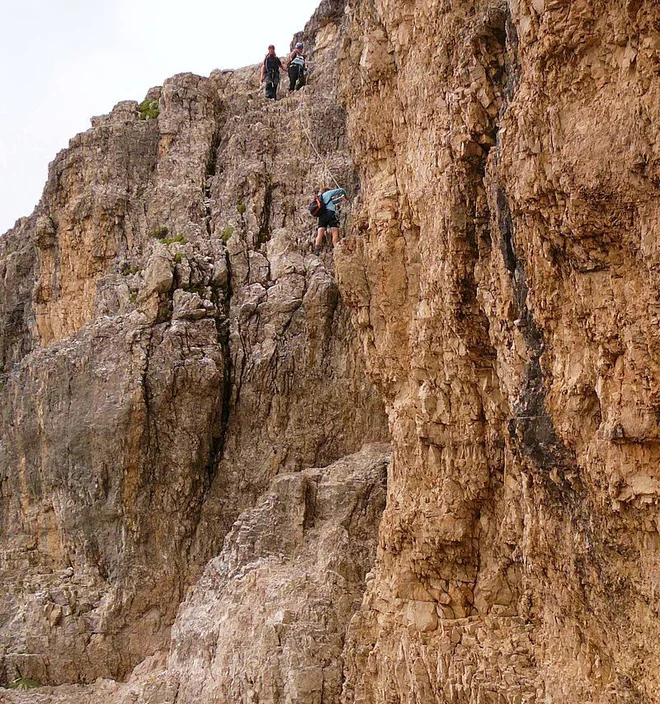 Pot po severnem grebenu so v spomin na zgodovinske dogodke poimenovali Ferrata De Luca-Innerkofler. Foto Wikipedija
