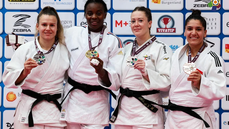 Metka Lobnik (levo) se je včeraj veselila svoje prve kolajne v svetovnem pokalu. FOTO: Gabi Juan/EJU
