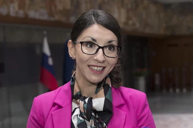 Ministrica za področje digitalne preobrazbe Emilija Stojmenova Duh se je seznanila s potekom projekta pametne vasi v Šmarjah, ki ga je v preteklosti sama vodila. FOTO: Jure Eržen/Delo
