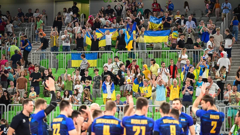 Fotografija: Ukrajinci so navdušili tudi rojake na tribunah Stožic. FOTO: Jure Makovec/AFP