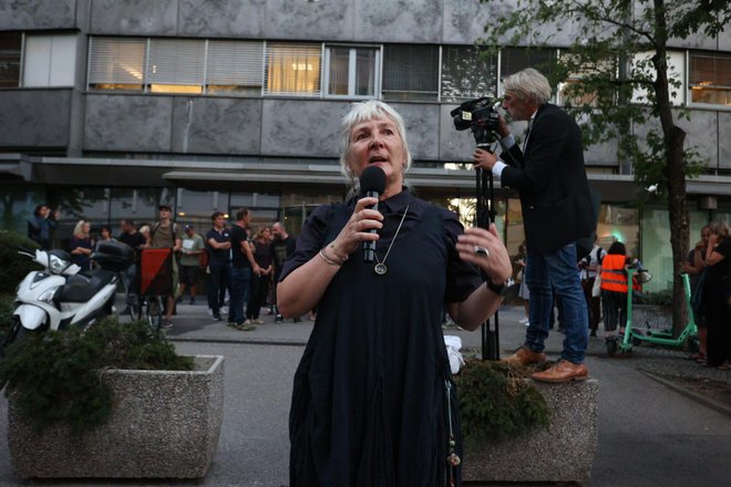 A professora universitária Sandra Bašić Hrvatin disse que com o comício eles também queriam mostrar o que é a mídia pública.  FOTO: Črt Pixi