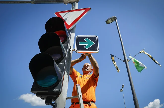 Zelena puščica le omogoča zavijanje v desno pri rdeči luči.

Foto Jože Suhadolnik
