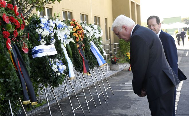 Predsednika Nemčije ter Izraela Steinmeier in Hercog sta včeraj skupaj položila venec ob spominskem obeležju ubitim olimpijcem blizu Münchna. FOTO: Thomas Kienzle/AFP
