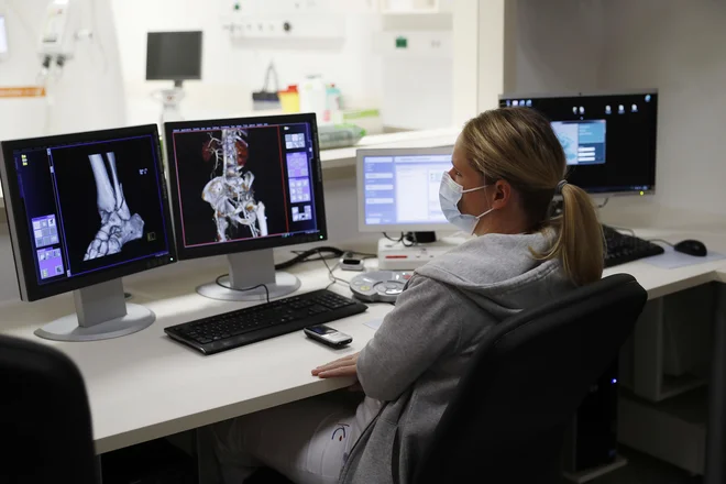 Anonimizacija zdravstvenih podatkov omogoča njihovo sekundarno uporabo za klinične in farmacevtske raziskave. FOTO: Leon Vidic/Delo
