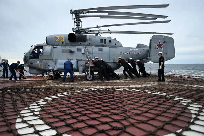 Ruski vojaški helikopter Ka-27PL. FOTO: Kirill Kudrjavcev/AFP
