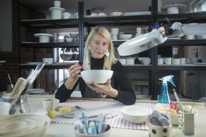 Sonja Strniša v delavnici na Mlaki pri Kranju izdeluje unikatne keramične izdelke ter oblikuje usnjene denarnice, torbice in uhane. FOTO: Jure Eržen
