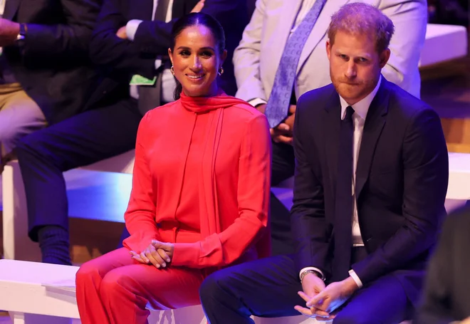 Princ Harry in Meghan Markle v ponedeljek na konferenci v Manchestru. FOTO: Molly Darlington/Reuters
