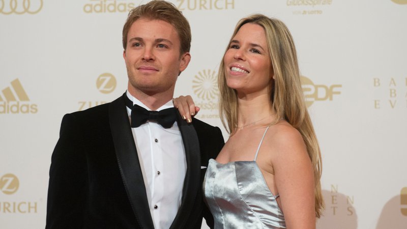 Fotografija: Nico Rosberg (na fotografiji z ženo Vivian) je zelo kritičen do Ferrarija. FOTO: Thomas Kienzle/AFP
