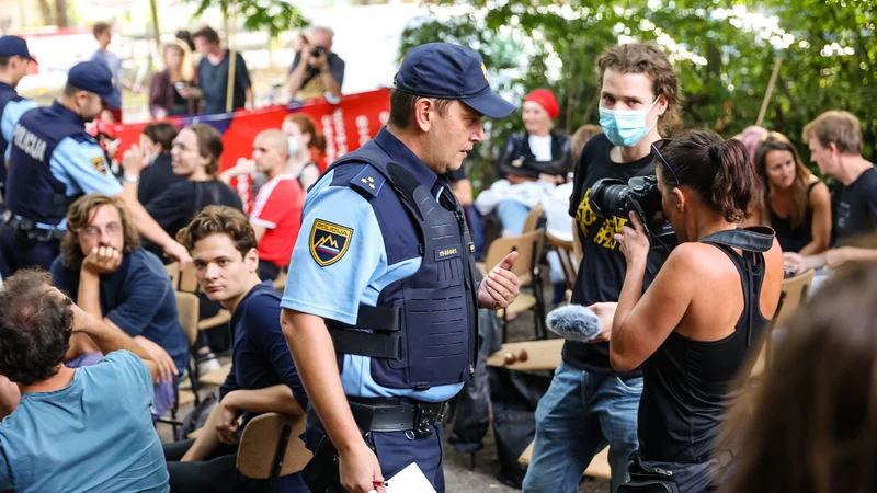 Fotografija: Participativno Ljubljansko Avtonomno cono na Linhartovi 43 so takoj po zasedbi obiskali policisti. FOTO: Črt Piksi
