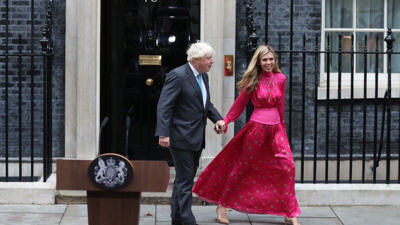 Fotografija: S soprogo Carrie sta bila do maja lani, ko sta se na skrivaj poročila, prva neporočena stanovalca v ­rezidenci britanskega ministrskega predsednika v zgodovini. FOTO: Adrian Dennis/AFP
