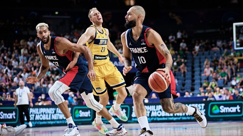 Fotografija: Evan Fournier (z žogo) in Rudy Gobert (levo) sta izkušena naveza. FOTO: FIBA
