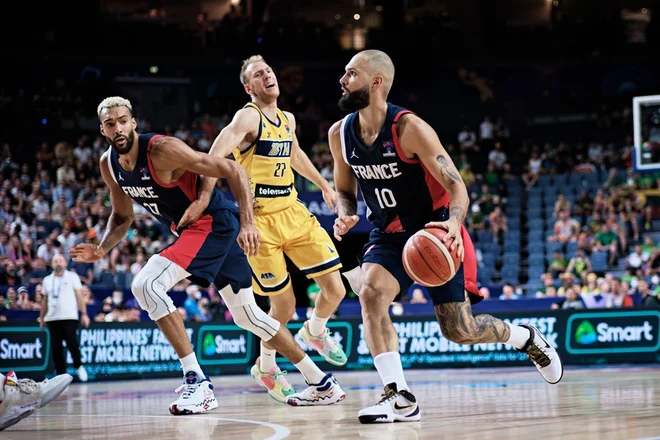 Evan Fournier (z žogo) in Rudy Gobert (levo) sta izkušena naveza. FOTO: FIBA
