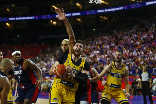 Jusuf Nurkić prodira ob Rudyju Gobertu. FOTO: Thilo Schmuelgen/Reuters
