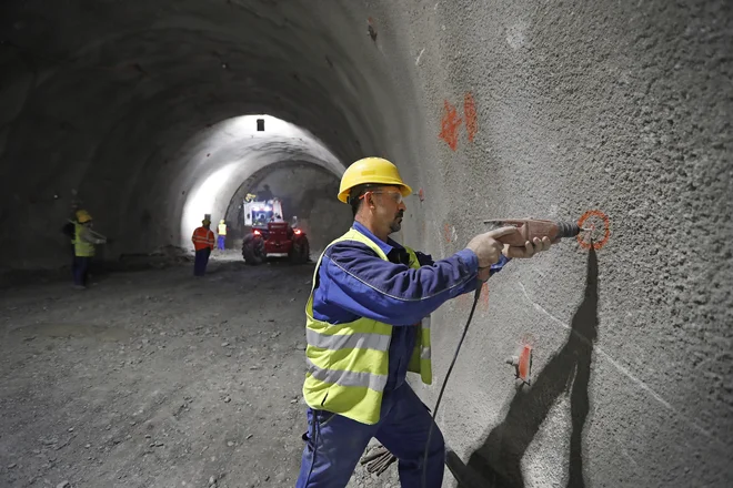 Kolektor CPG je s koprske strani izkopal 1300 metrov glavne cevi predora Škofije, Yapi Merkezi pa z divaške smeri 950 metrov. Skupaj morajo odkopati še 1600 metrov cevi. FOTO: Leon Vidic

