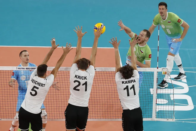 Slovenski odbojkarji so se v zadnjem obračunu skupinskega dela in v prvi tekmi izločilnih bojev pomerili z Nemci in jih ugnali s skupnih 6:1 v nizih. FOTO: Leon Vidic/Delo
