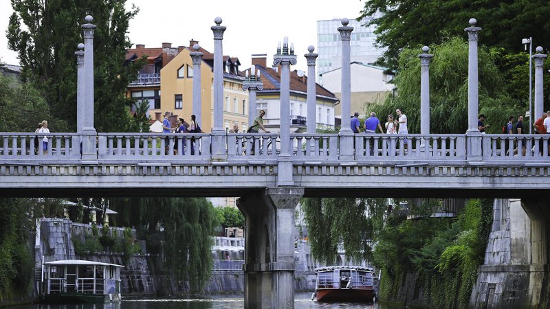 Fotografija: Policisti so bili danes nekaj minut pred 3. uro obveščeni o padcu moškega v Ljubljanico pri Čevljarskem mostu. FOTO: Suhadolnik Jože/Delo
