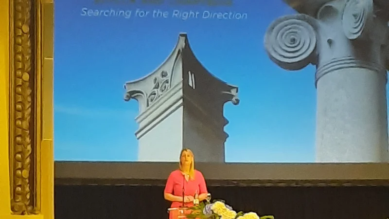 Fotografija: Petri Hielkema, uvodna govornica na mednarodni konferenci, ki jo je organizirala AZN.