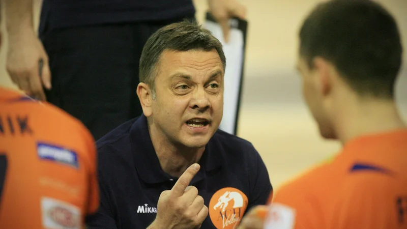 Fotografija: Črnogorec Igor Kolaković (na fotografiji) je leta 2012 še sedel na klopi ACH Volleyja. FOTO: Uroš Hočevar/Delo