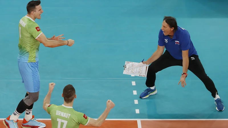 Fotografija: Jan Kozamernik (levo), kapetan Tine Urnaut (spodaj) in selektor Gheorghe Creţu si dajo duška ob vsaki pomembni in ključni dobljeni točki v Stožicah. FOTO: Leon Vidic