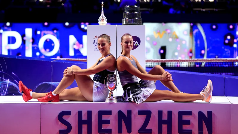 Fotografija: Madžarka Timea Babos in Francozinja Kristina Mladenović proslavljata po zmagi v dvojicah v Šenženu novembra 2019. FOTO: Aly Song/Reuters