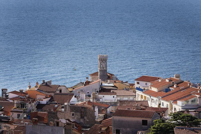 Piran je eden od desetih evropskih obalnih živih laboratorijev, kjer raziskovalci iščejo trajnostne reši­t­­­ve za omilitev posledic podnebne krize. FOTO: Jože Suhadolnik
