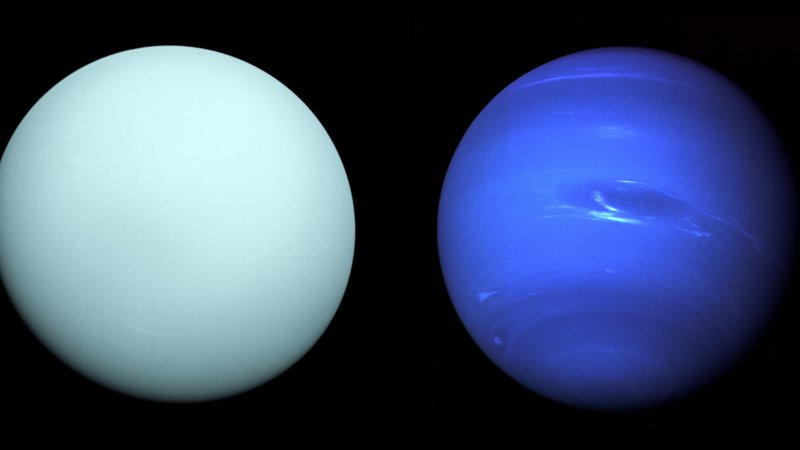 Fotografija: Modra planeta: Uran je bledo moder, Neptun temno moder. Na njegovi obli je tudi lepo razvidna Velika temna pega, ki je velika kot Zemlja. Oba planeta je posnel Voyager 2, edina človeška sonda, ki je kdaj obletela planeta. FOTO: NASA/JPL-Caltech
