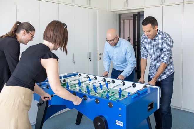 V Agiledropu zelo pazijo na ravnovesje med delom in prostim časom, zaposleni pa se lahko sprostijo tudi med igranjem namiznega nogometa. FOTO: Voranc Vogel/Delo
