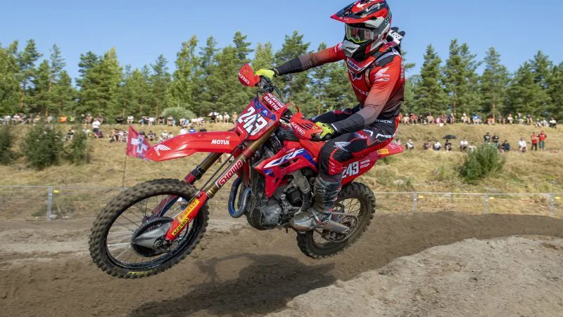 Fotografija: »Odločitev za nadaljevanje neverjetnega razmerja z ekipo HRC je bila lahka,« je ob podaljšanju pogodbe povedal svetovni prvak v motokrosu v razredu MXGP Tim Gajser. FOTO: Honda Racing