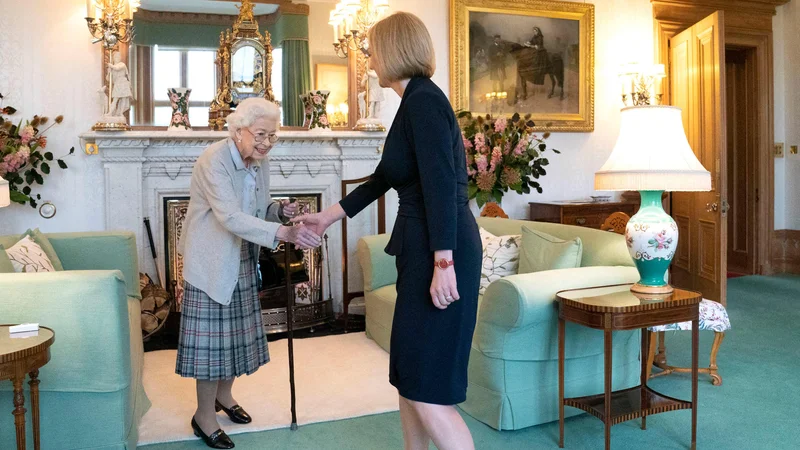 Fotografija: Kraljica je na dvorcu Balmoral na Škotskem najprej sprejela dosedanjega premierja Borisa Johnsona, ki jo je obvestil o svojem odstopu. Sledil je sprejem Liz Truss, ki je s tem postala nova premierka, že petnajsta v 70-letni vladavini Elizabete II. Foto: Jane Barlow/Afp