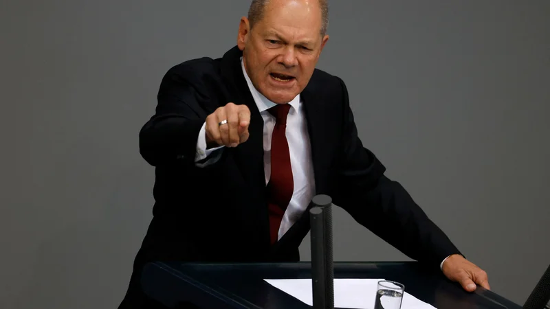Fotografija: Nemški kancler Olaf Scholz je v splošni razpravi v parlamentu poudaril, da so vlade pod vodstvom CDU tiste, ki so Nemčijo pripeljale v energetsko krizo. FOTO: Michele Tantussi/REUTERS