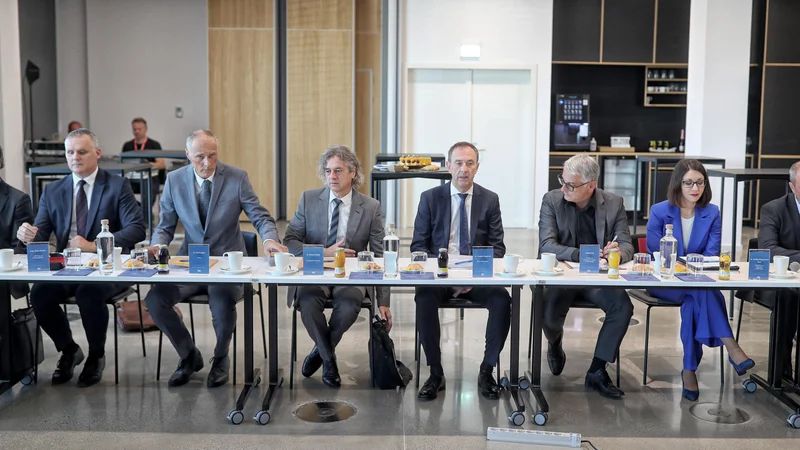 Fotografija: Sestanek vlade in direktorjev avtomobilskih podjetij (z leve): Luka Mesec, Bojan Kumer, Iztok Seljak (Hidria), Robert Golob, Marjan Pogačnik (Iskra Mehanizmi), Matjaž Han, Emilija Stojmenova Duh in Uroš Brežan. FOTO: Blaž Samec/Delo