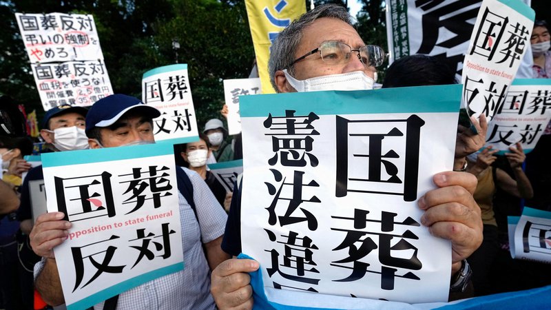 Fotografija: Polaganje žare Šinza Abeja 27. septembra bo stalo veliko več, kot se zdi potrebno večjemu delu javnosti. FOTO: Kjodo/Reuters
