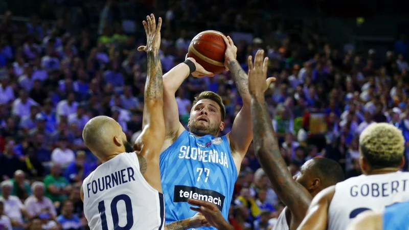 O ekshibiciji Luke Dončića proti Franciji bomo še dolgo govorili. Dosegel je 31 točk več kot v polfinalu OI proti istemu tekmecu. FOTO: Thilo Schmuelgen/Reuters
